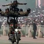 El brutal stunt en motos de las mujeres del Ejército de India.